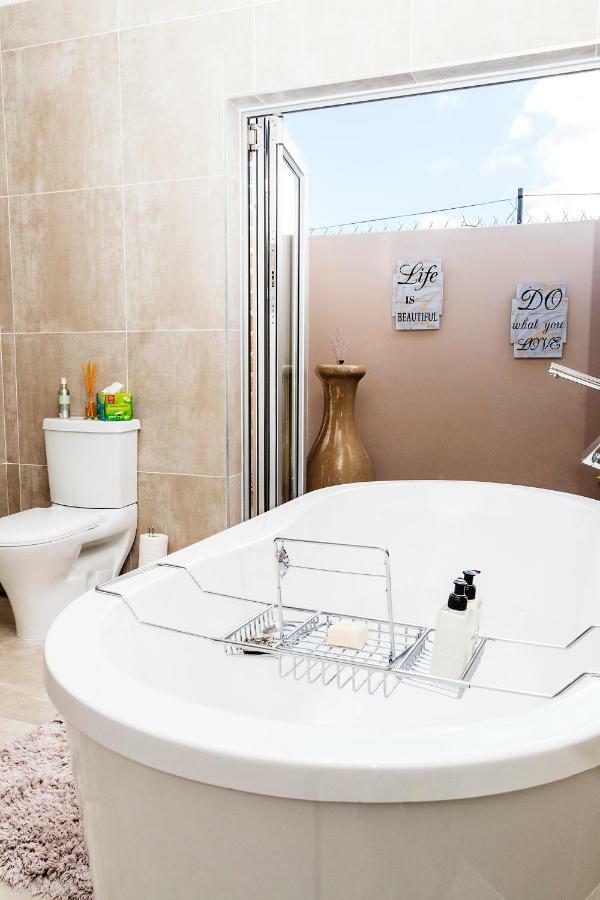 Settle Inn Self Catering Accommodation Colchester Buitenkant foto